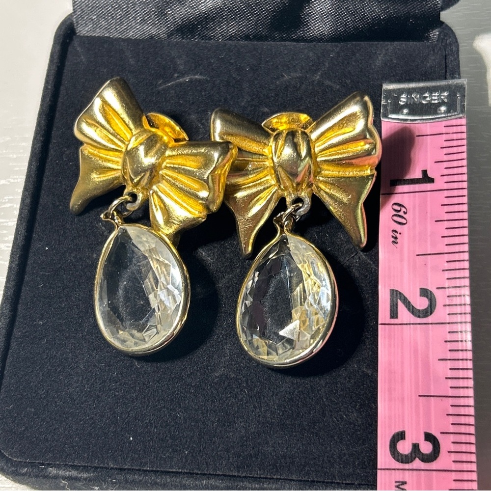 Vintage Jil Bari Gold Tone Bow With Dangling  Clear Rhinestones Clip Earrings - Picture 3 of 6